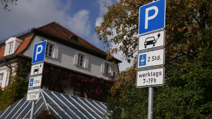 Haar: Die Parkplätze an den Ladesäulen dürfen nur von Elektroautos zum Aufladen genutzt werden.