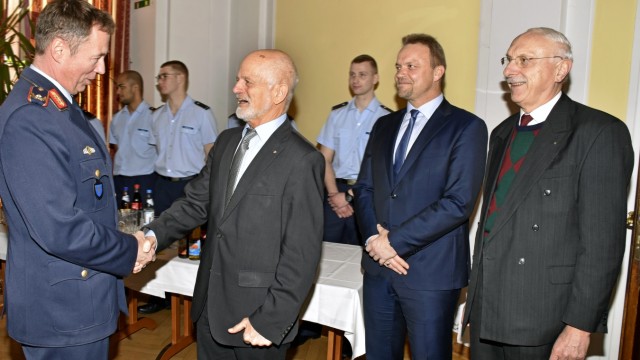 Fürstenfeldbruck: Same Procedere as every Year, aber wie lange noch? Brigadegeneral Michael Traut (links) begrüßt OB Erich Raff im Saal des Offizierheims.