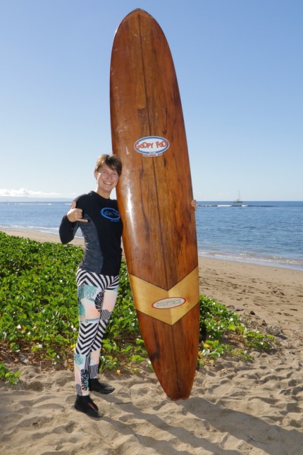 Wellenreiten: Wellenreiten kommt für eine junge Frau mit infantiler Cerebralparese im Grund überhaupt nicht infrage, aber sie macht es trotzdem: Eva Lischka aus Starnberg mit ihrem Brett auf Hawaii.