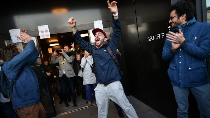 Proteste: So sehen Sieger aus: Klimaaktivisten feiern den Richterspruch von Renens bei Lausanne. Ihr Protest gegen die Credit Suisse bleibt vorerst ungestraft.