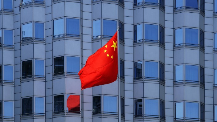 China. Chinesische Flagge vor Botschaft in Berlin