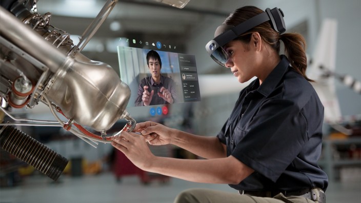 Augmented Reality: Die neue Version von Microsofts Computerbrille Hololens erkennt auch einzelne Finger und erlaubt die präzise Manipulation der eingeblendeten Hologramme.