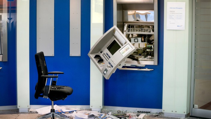 Sprengung von Geldautomaten: Ein aufgesprengter Geldautomat in Neukirchen-Vluyn, Nordrhein-Westfalen. 493 Automaten wurden 2022 zerstört - so viele wie noch nie.