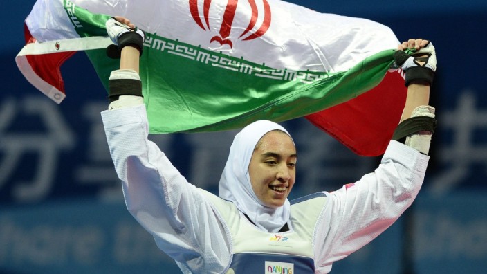 (140820) -- NANJING, Aug. 20, 2014 -- Kimia Alizadeh Zenoorin of Iran celebrates with holding her national flag after w