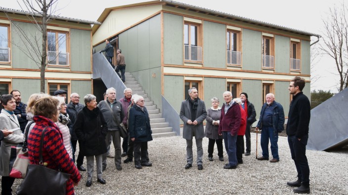 Nach zweijähriger Verzögerung: Baustellenbesichtigung mit Bürgermeister: In Puchheim-Ort sind vier Modulhäuser errichtet worden.
