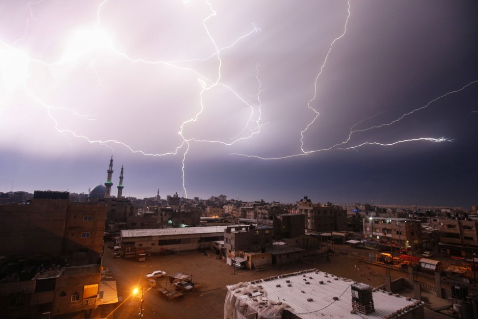 Geteilter Himmel: Lichtblitze über der palästinensischen Stadt Rafah im südlichen Gaza-Streifen.