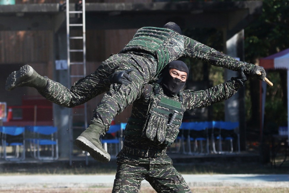 Showtime: Mitglieder einer amphibischen Kampftruppe zeigen im südtaiwanischen Kaohsiung ihre Kampfkünste.