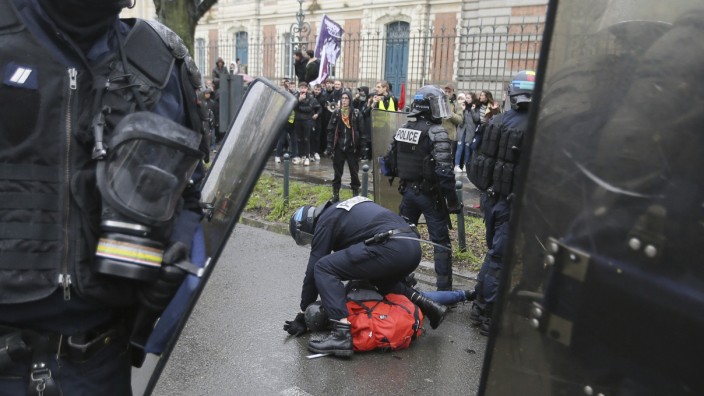 Brutales Vorgehen: Ein französischer Polizist nimmt Anfang Januar in Rennes einen Demonstranten fest.
