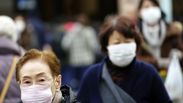 Infektionskrankheit: Eine Szene aus Tokio: Gesichtsmasken gehören mehr denn je zum Straßenbild