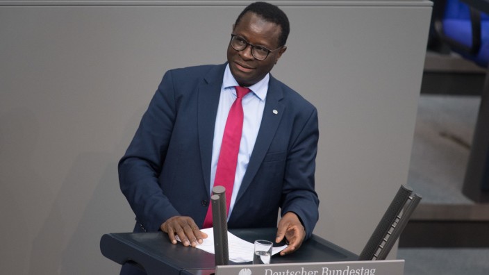 Karamba Diaby (SPD) spricht im Deutschen Bundestag