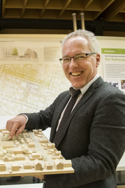 Kommunalwahl in Neubiberg: Im März 2018 präsentierte Bürgermeister Günter Heyland gut gelaunt den Siegerentwurf für die Rathauserweiterung zum Bürgerzentrum. Das Projekt wurde auf Betreiben von CSU und Grünen inzwischen gestoppt.