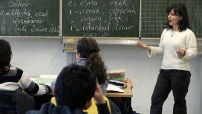 Migranten in Deutschland: Bildung ist wichtig für die Integration: Türkischstämmige Migranten in Deutschland haben hier einer Studie zufolge deutliche Defizite.