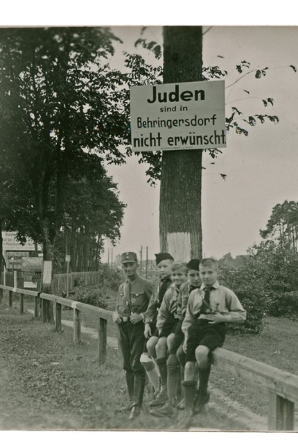Wannsee-Konferenz: Vor der Vernichtung stand die Ausgrenzung: Hitlerjungen vor einem Schild in Behringersdorf bei Nürnberg 1933.