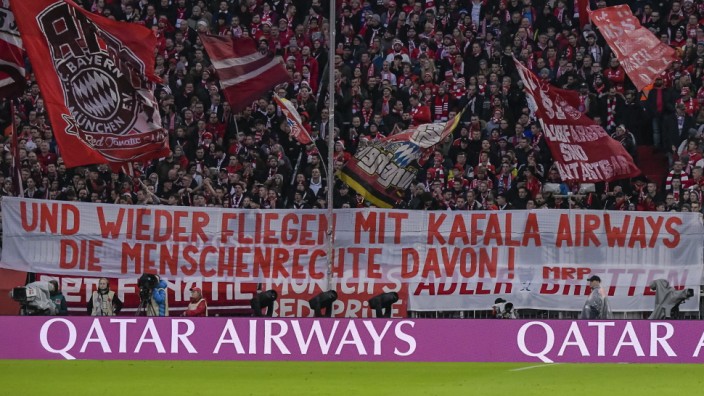 Die Fans protestieren mit einem Banner gegen das Trainingslager in Qatar waehrend dem Fussball Bundesliga Spiel FC Bayer