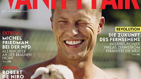Aus für Vanity Fair: Kein gutes Omen: Til Schweiger in Laubenpieper-Pose auf dem Cover des deutschen "Vanity Fair"-Debüts.