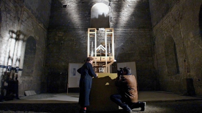 Ein Reporter fotografiert eine Besucherin beim Betrachten der Cage Orgel in der Burchardikirche in H