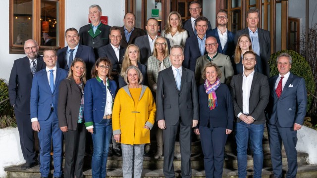 Kommunalwahl in Grünwald: Auf ein Neues: Die Grünwalder CSU steht geschlossen hinter ihrem Spitzenkandidaten, Bürgermeister Jan Neusiedl (vorne Mitte).