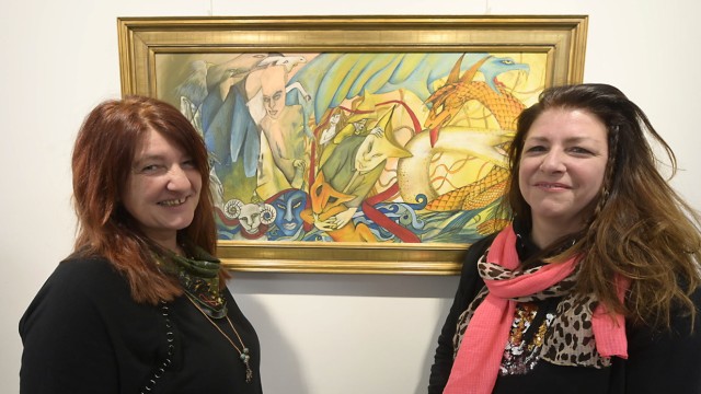 Ausstellung in Grünwald: Astrid (links) und Ingrid Lang haben sich die Inspiration für ihre Tierwelt aus dem Mittelalter geholt.