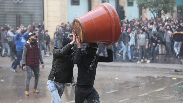 Libanon, Ausschreitungen in Beirut (200118) -- BEIRUT, Jan. 18, 2020 (Xinhua) -- Protesters clash with the riot police i