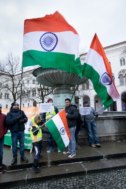 Demos: Indische Muslim-Gegener vor der Uni