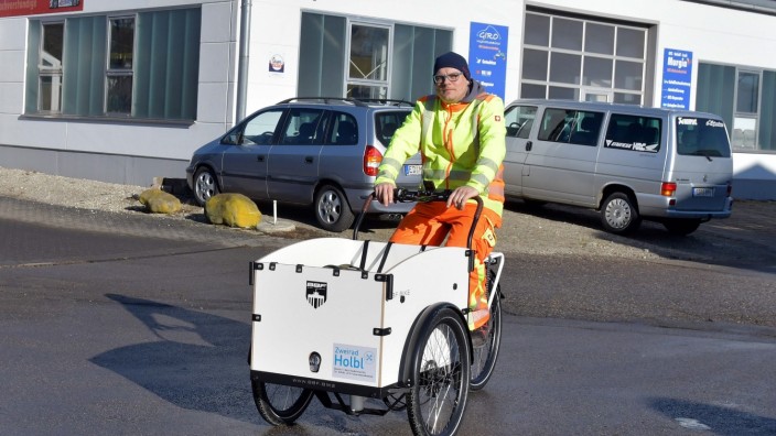 Dorfen kauft E-Lastenräder: Hausmeister Daniel Kruse ist seit einer Woche mit seinem neuen Dienstfahrzeug in Dorfen klimaschonend und vorbildlich unterwegs.