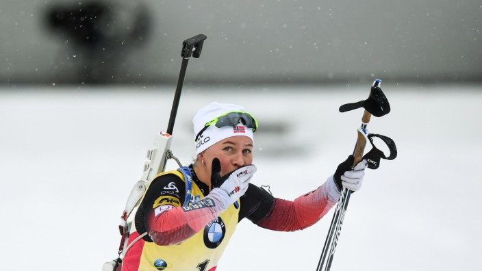 Biathlon: Mit Kusshand in die letzte Runde: Die Norwegerin Tiril Eckhoff macht sich auf zum sicheren Sieg.