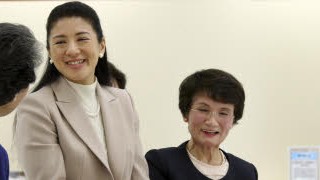 VIP-Klick: Prinz Charles: Sie lächelt wieder: Prinzessin Masako beim Besuch einer Hausfrauenmesse in Tokio.