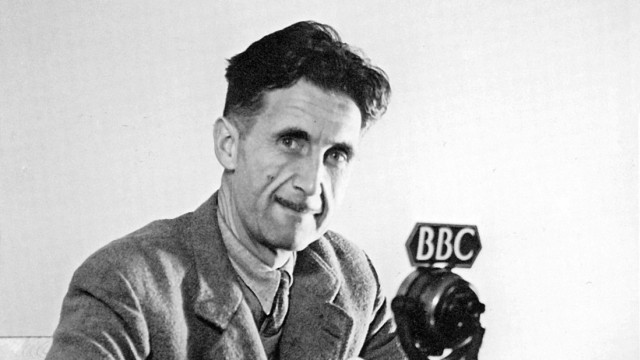 "In aller Ruhe" mit Carolin Emcke: George Orwell vor einem Mikrofon der BBC.