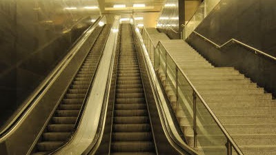 Warnstreik in München: Ein leerer U-Bahn-Aufgang in München: Da sich an der Tariffront nichts getan hat, werden tatsächlich von Betriebsbeginn bis 15.30 Uhr weder U- noch Trambahnen ausrücken.