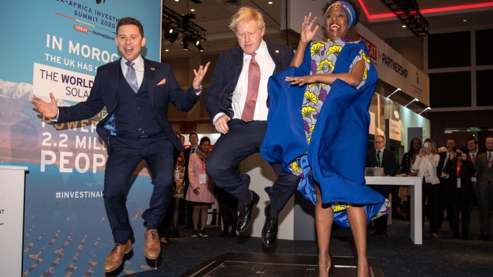 Das Politische Buch: Auf und nieder für die Zukunft: Der damalige britische Premier Boris Johnson (Mitte) im Januar 2020 beim UK-Africa-Investment-Gipfel. Er besuchte eine Firma, die mit Hüpfen Energie gewinnen will.