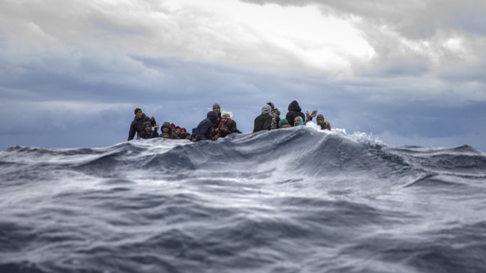 Vereinte Nationen: Ein überfülltes Boot vor der libyschen Küste in diesem Januar: Die spanische Hilfsorganisation Open Arms kam den Menschen aus Marokko und Bangladesch zu Hilfe.