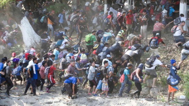 Mittelamerika: Massenflucht über den Fluss Suchiate, der die natürliche Grenze zwischen Guatemala und Mexiko bildet. Das Ziel der Flüchtlinge, die zumeist aus Honduras kommen, sind die USA. Nun werden sie bereits in Mexiko gewaltsam aufgehalten.