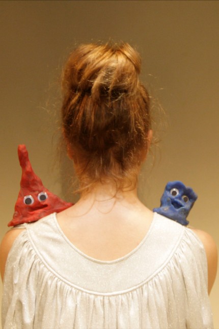 Kindertheater: Knetfiguren in Rot und Blau streiten auf den Schultern von Annegret Geist in "Du hast angefangen! Nein, Du!"