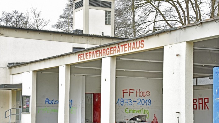 Emmering: Ausgeräumt: Das alte Emmeringer Feuerwehrhaus sollte bereits im vergangenen Jahr abgerissen werden.