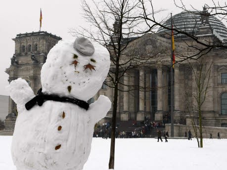 Gibt es nicht so oft: Vor dem Reichstag in Berlin steht ein Schneemann Foto: Reuters