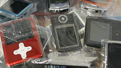 Cebit 2009: Plagiate: Die Polizei hatte vor einem Jahr Handys und MP3-Spieler an verschiedenen Ständen der Cebit sichergestellt.