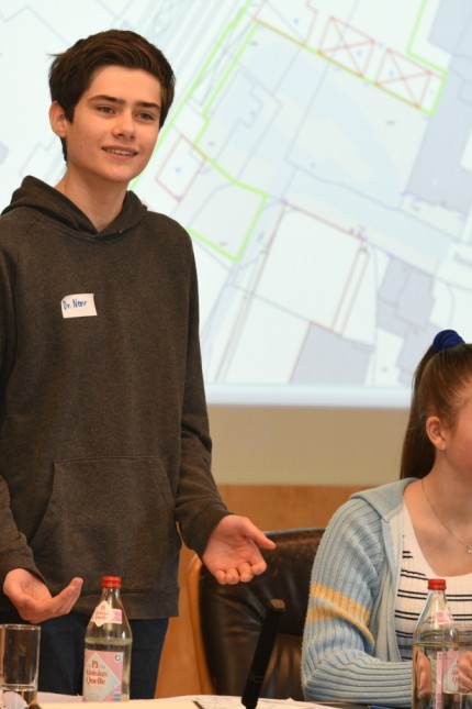 Planegg: Zeno (14) leitete als Bürgermeister die Sitzung.