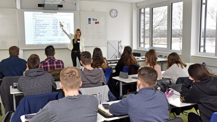 Germering: Unterricht am Tag der offenen Tür: Lehrerin Antje Kirchner gibt eine Stunde Betriebswirtschaftslehre.