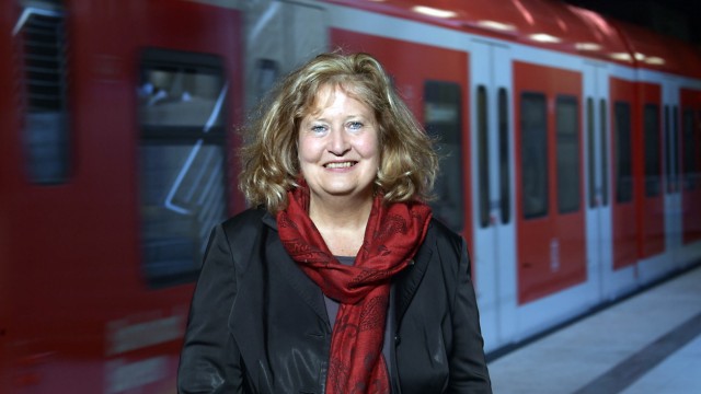 Kommunalwahl im Landkreis München: Busse und Bahn - der Nahverkehr spielt für SPD-Landratskandidatin Annette Ganssmüller-Maluche im Wahlkampf eine wichtige Rolle.