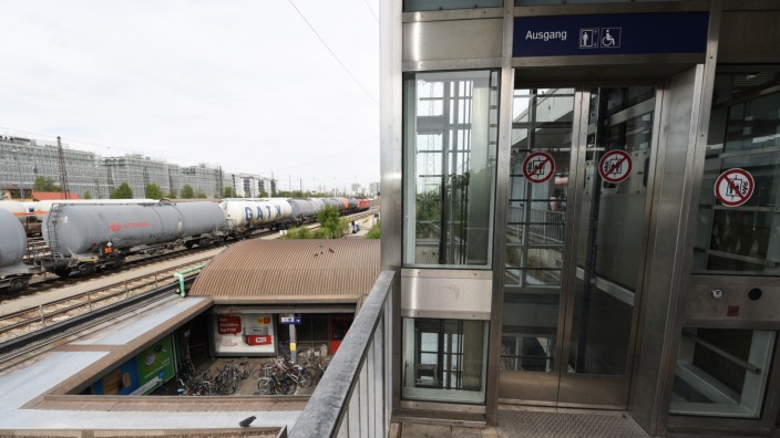 Verkehrsdrehscheibe: Wenn der bestehende Aufzug seinen Dienst getan hat, soll ein Provisorium die Reisenden am Laimer S-Bahnhof zu den Gleisen bringen.