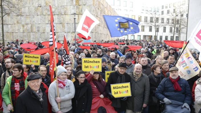 Demonstration: Dem Aufruf des Bündnisses "München ist bunt" sind rund 1500 Münchner gefolgt.