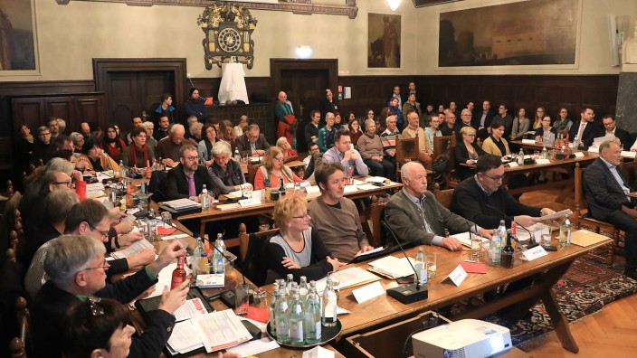 Klimadebatte in Freising: Damit mehr Zuschauer Platz finden, sind für die Stadtratssitzung zum Thema Klimawandel am vergangenen Donnerstag im Sitzungssaal sogar die Tische umgruppiert worden.