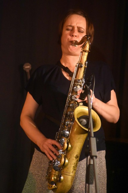 Dachau: Ingrid Laubrock am Saxofon agiert meistens nicht geräuschhaft, sondern melodisch.