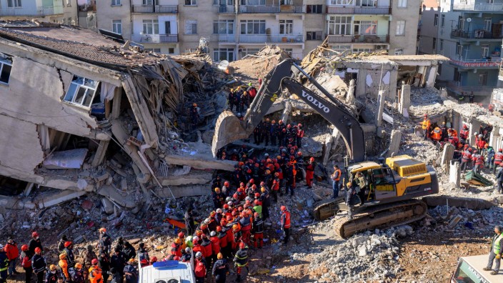 Erdbeben in der Türkei: Während manche mehrstöckige Gebäude in der Stadt Elazığ komplett zusammenstürzten, blieben andere Häuser offenbar völlig unversehrt.
