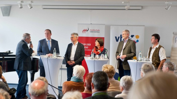 Kommunalwahl in Vaterstetten: Moderator Gerhard Wolf mit den fünf, die sich für das höchste Amt in der Gemeinde bewerben (von links): Leonhard Spitzauer (CSU), Klaus Willenberg (FDP), Maria Wirnitzer (SPD), David Göhler (Grüne) und Roland Meier (FW).