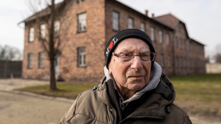 75 Jahre Befreiung von Auschwitz: Jan Rothbaum überlebte durch Zufall. Er schlug auf die SS-Polizisten ein, als sie zu seiner Familie kamen. Sie verprügelten ihn, hielten ihn für tot - und ermordeten seine Angehörigen. Auch er selbst kam später ins KZ. In Auschwitz berichtet er über die Verbrechen der Nazis.