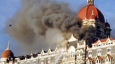 Terroranschläge in Mumbai: Brennendes Hotel Taj Mahal: Erstmals nannten Ermittler den Namen eines pakistanischen Offiziers, der in die Anschläge involviert gewesen sein soll.