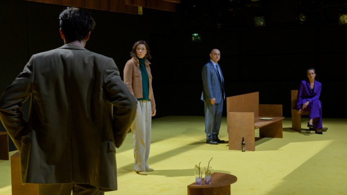 Theater: Regisseurin Sophia Bodamer lässt die Paare in einem angenehm nüchternen Ambiente streiten.