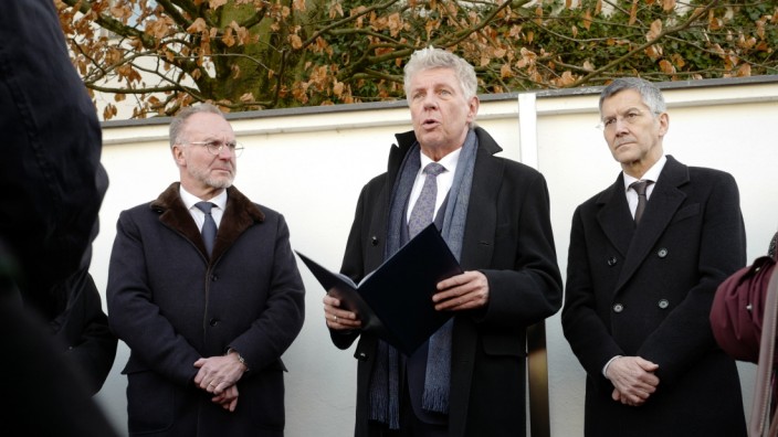 Internationaler Gedenktag: Erinnern an die Opfer: Karl-Heinz Rummenigge, Dieter Reiter, FCB-Präsident Herbert Hainer (von links).