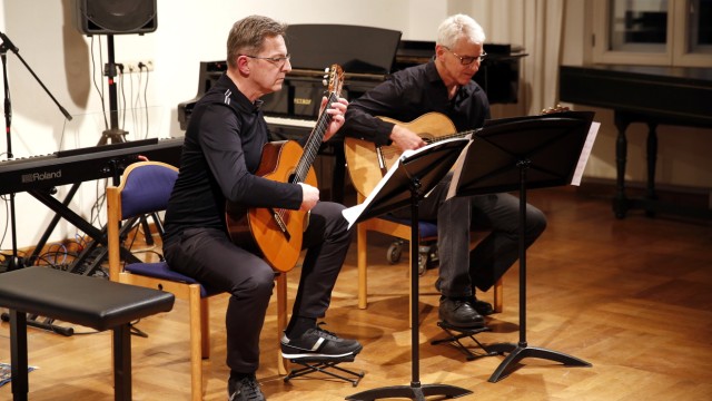 Jahreskonzert: Das Schönste ist das Ensemblespiel - auch für Lehrer: Manfred Heller und Rainer Krüger (von links) an der Gitarre.